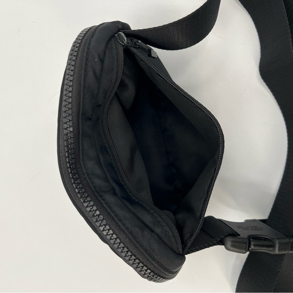 Lululemon RARE OG Everywhere Black Belt Bag Original Version - Picture 5 of 12